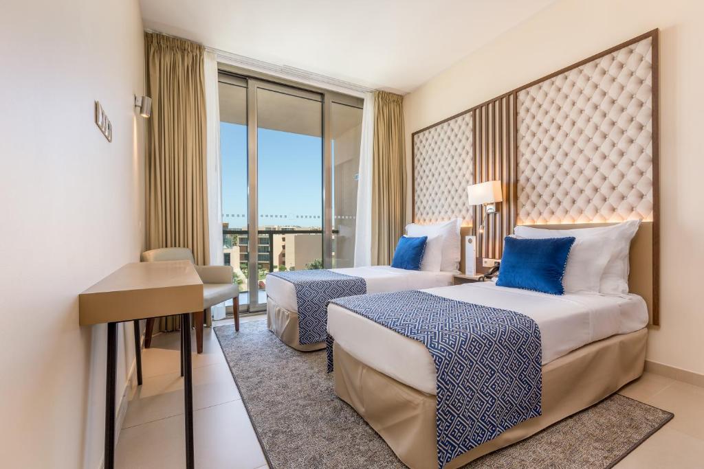 3 Bedrooms, Suite