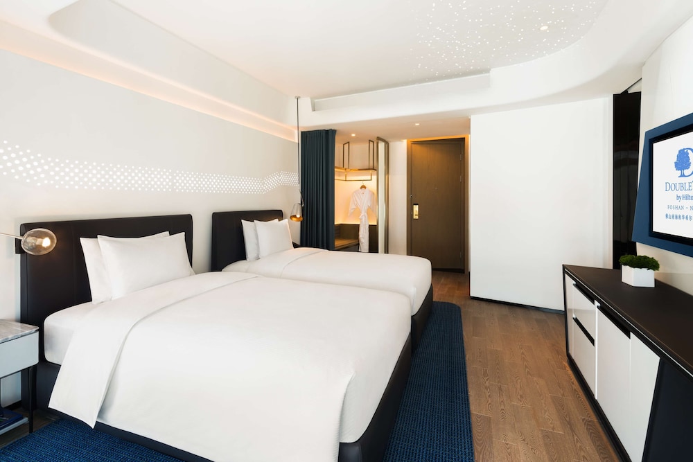 ROOM, TWIN BEDS