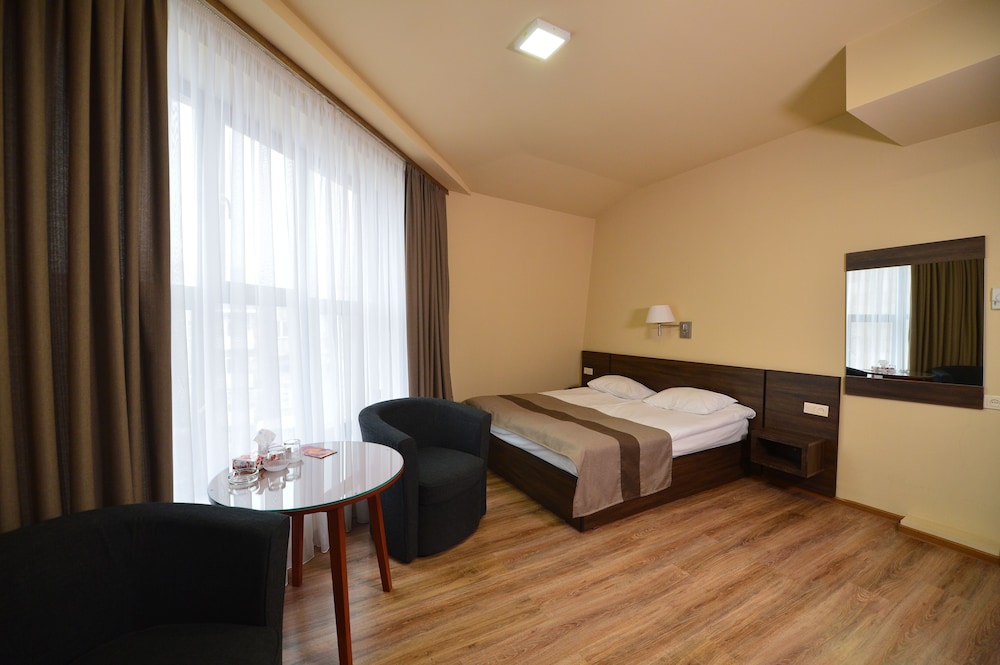 YEREVAN DELUXE HOTEL 27/61