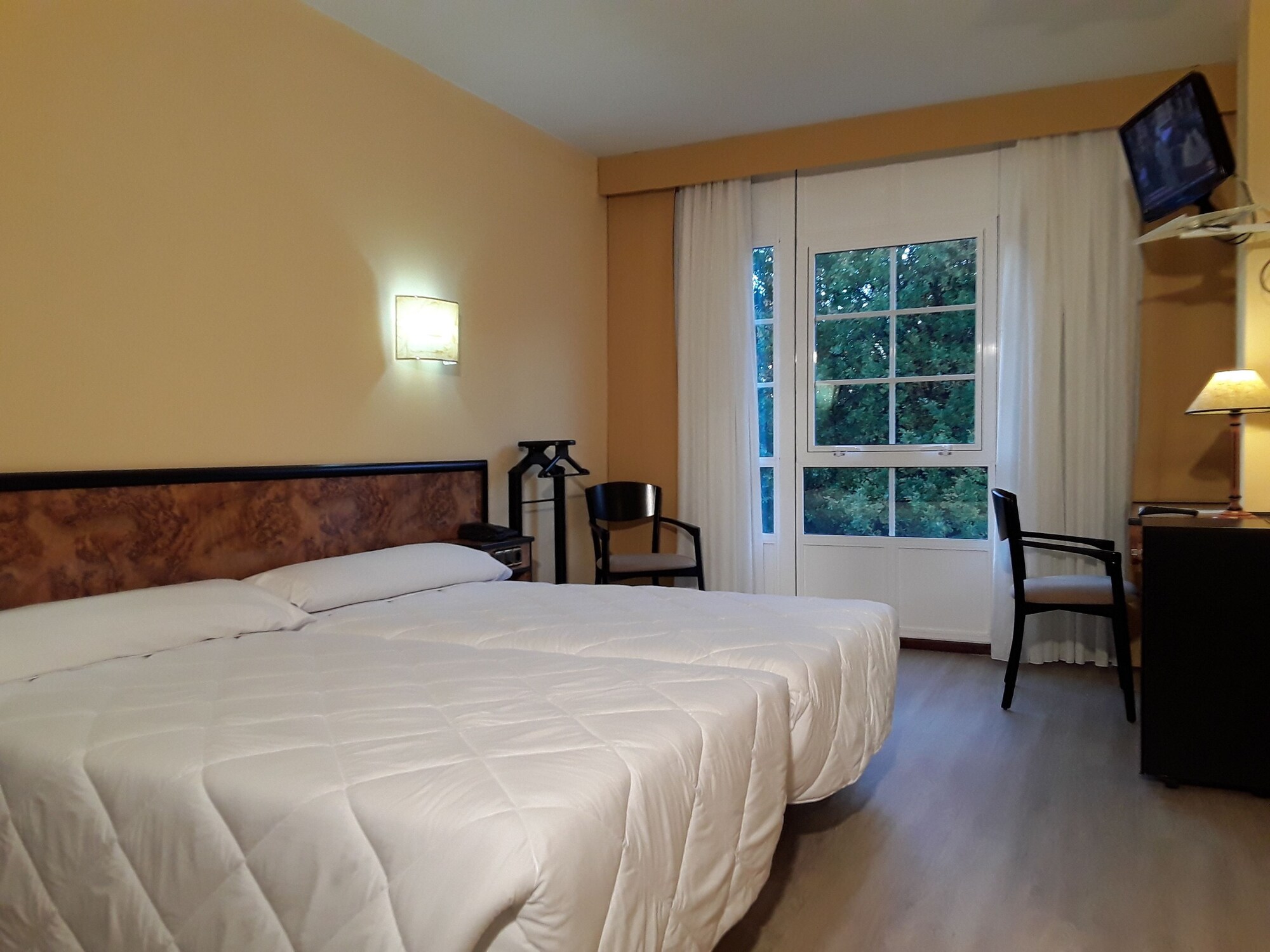 ROOM, SINGLE