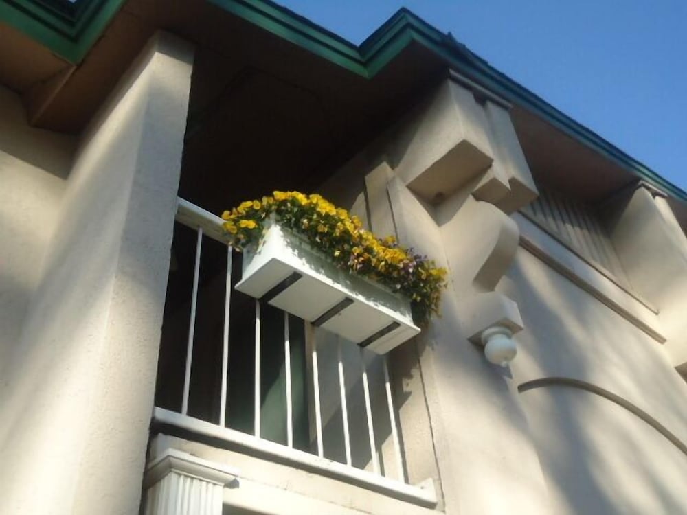 West Bank Inn 4/60