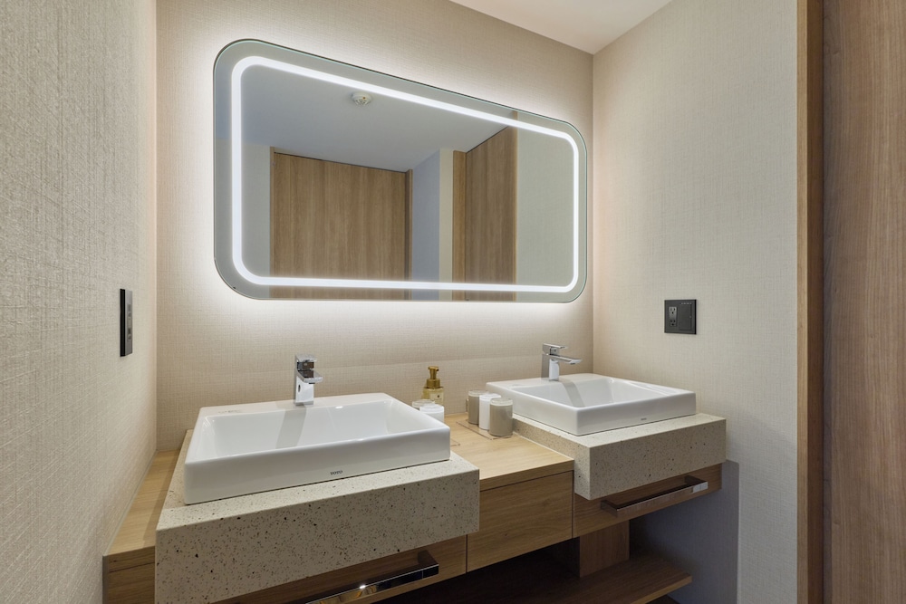 Deluxe, 2 Double Beds, Ocean Front, Sofa, Corner، Grand Monday Resort Tokyo Bay Maihama 7/9