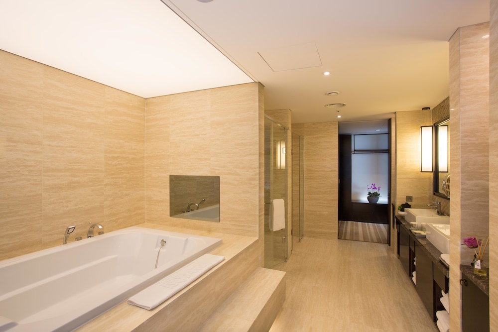 Isquare Hotel 50/50