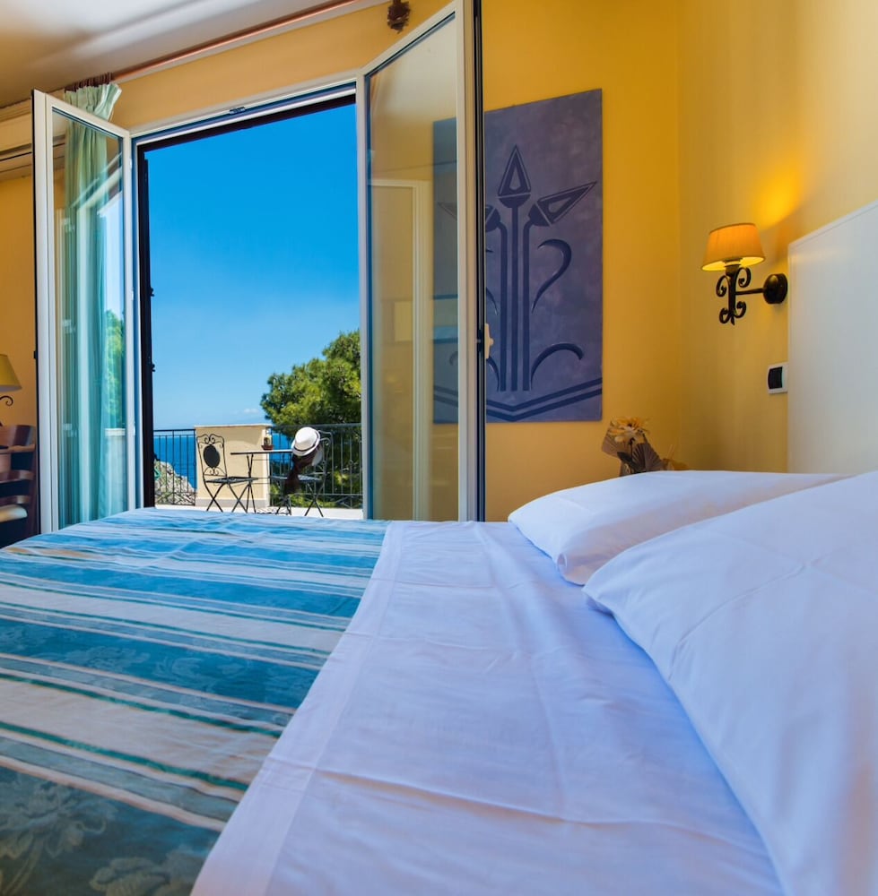 DELUXE, DOUBLE OR TWIN BED, SEA VIEW, TERRACE