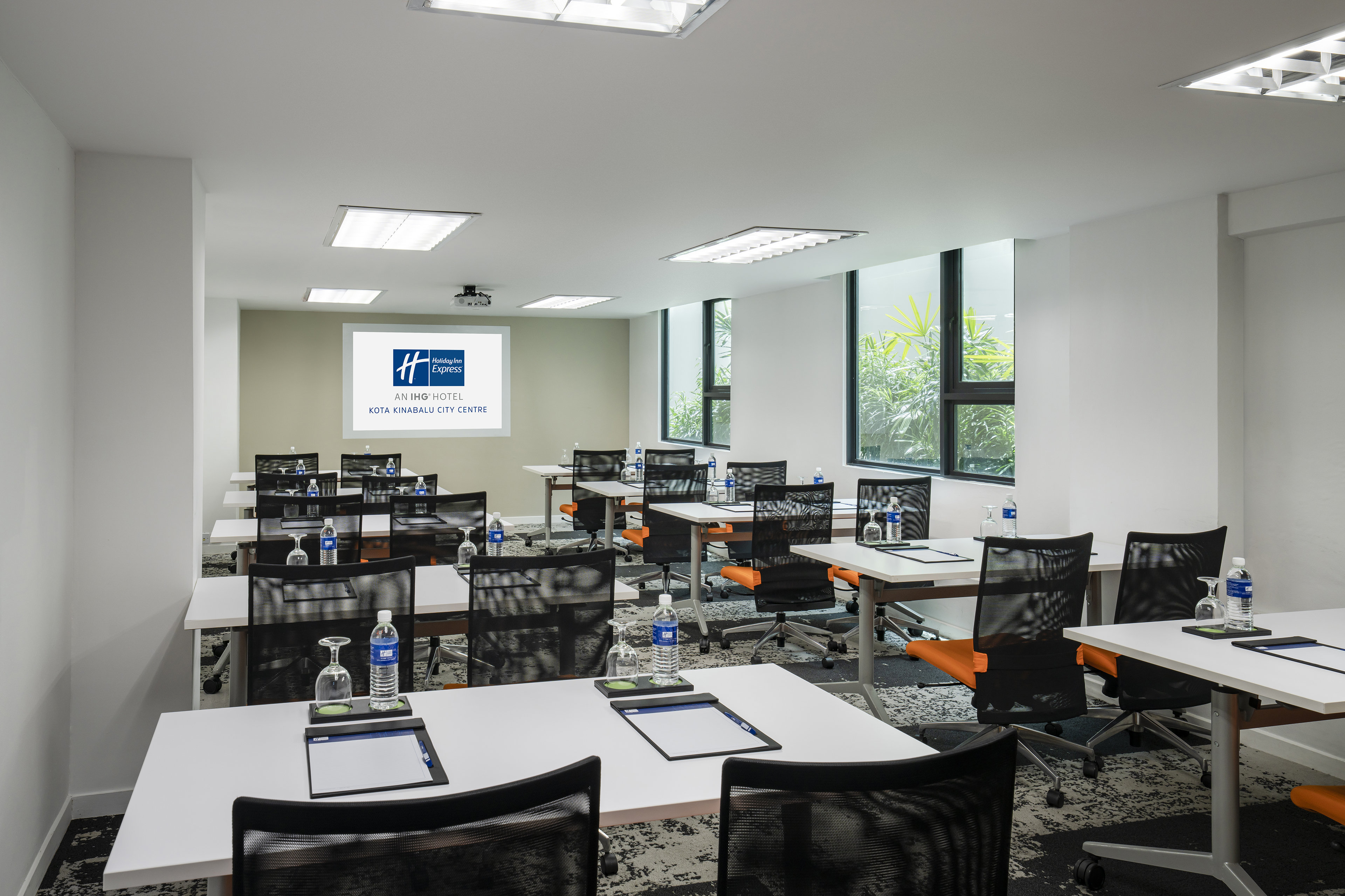 HOLIDAY INN EXPRESS KOTA KINABALU CITY CENTRE 43/55