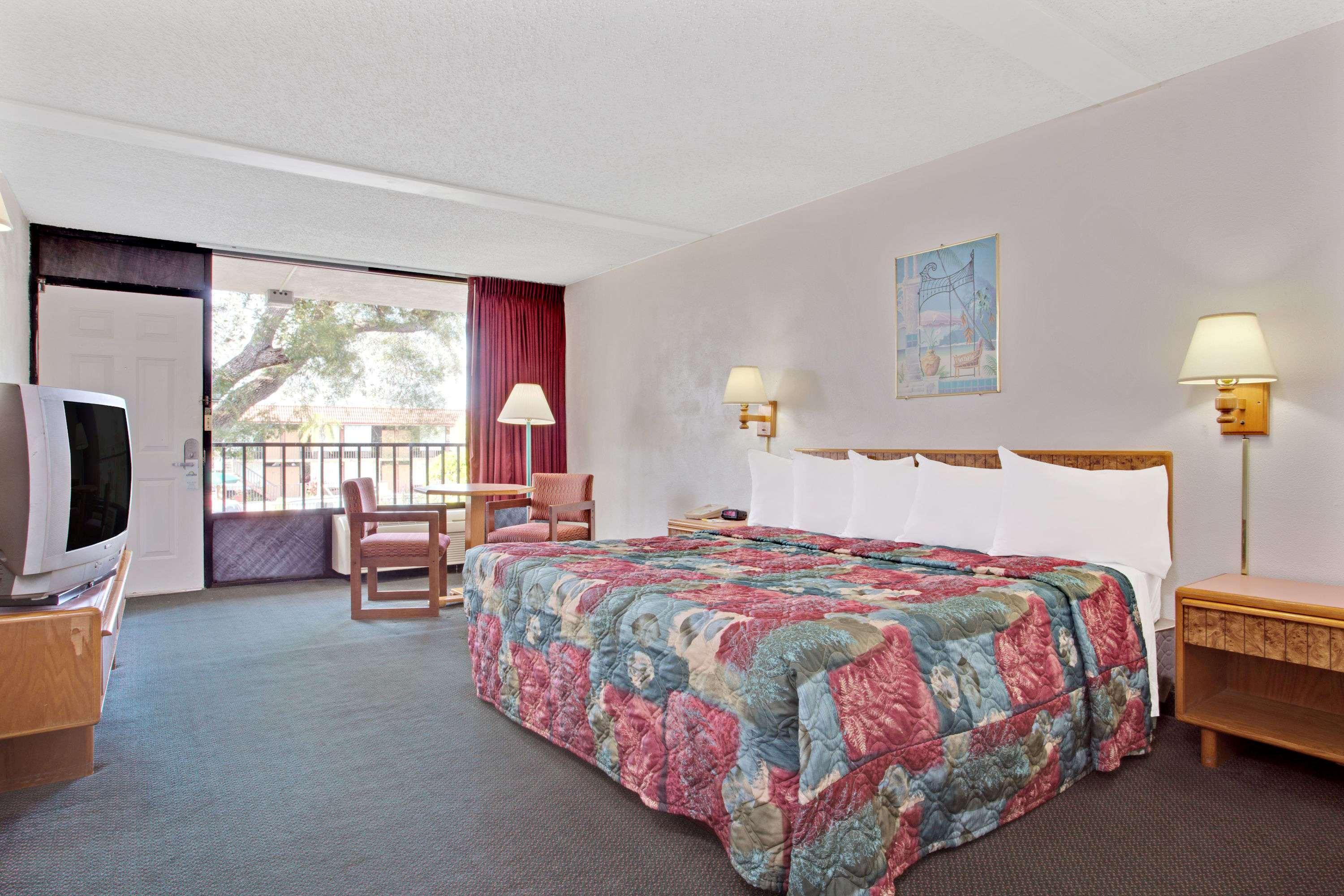 Room, King Bed, Country Side View