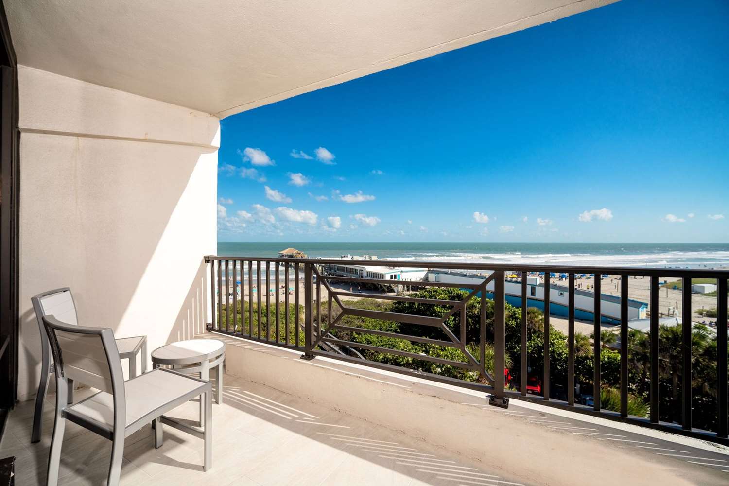 La Quinta Inn & Suites by Wyndham Cocoa Beach Oceanfront 49/54