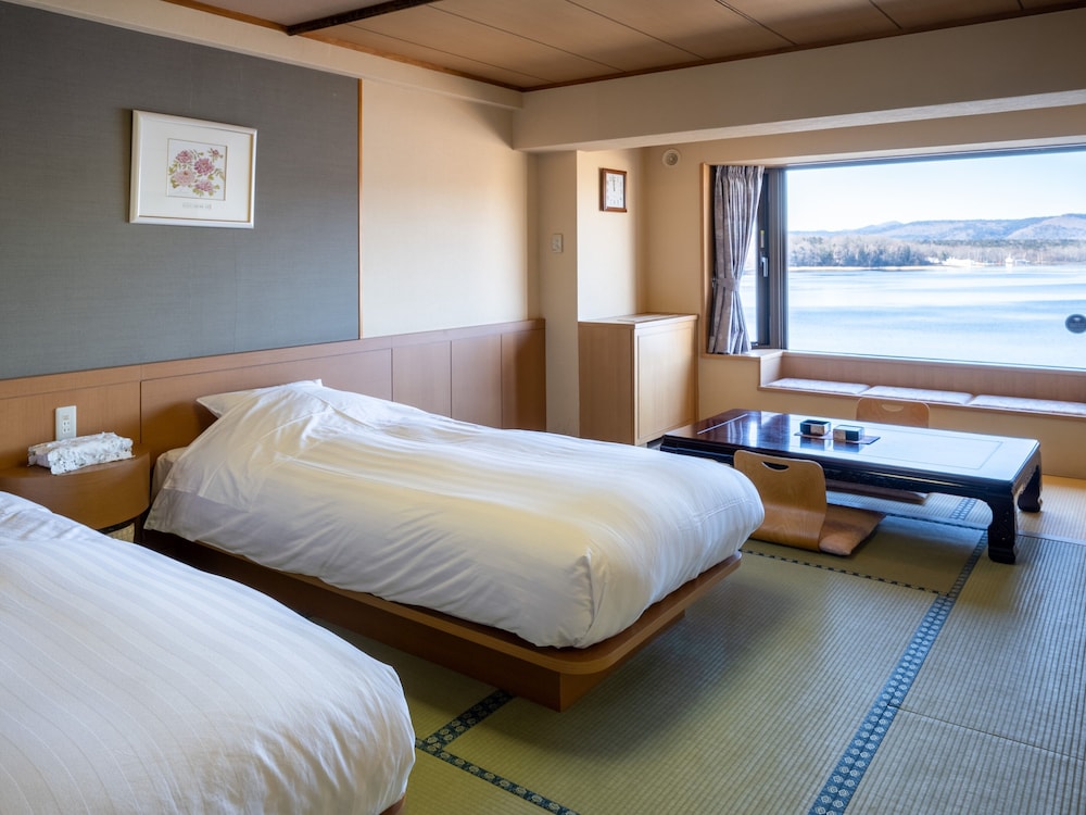 JAPANESE, TWIN BEDS, LAKE VIEW