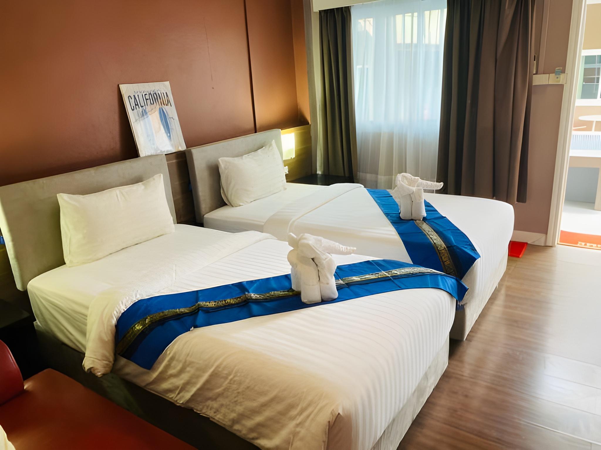 Deluxe, Pavilion, Twin Beds
