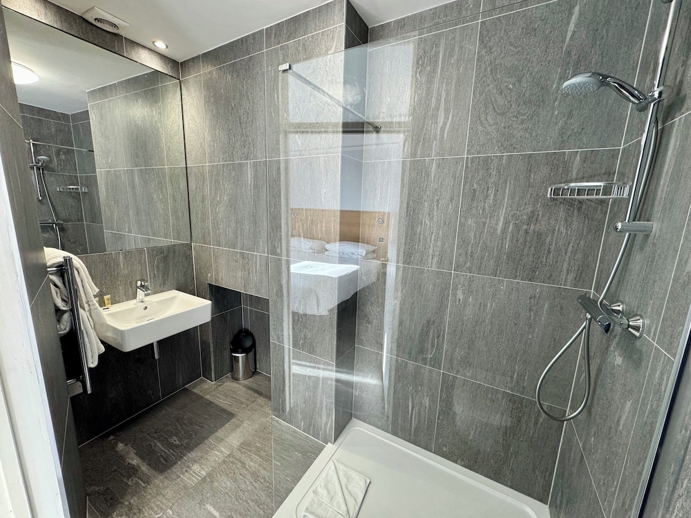 Brentwood Guest House Hotel 45/50