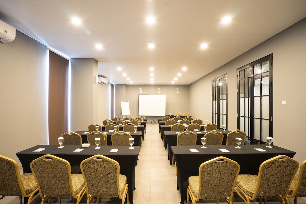Maple Hotel Grogol 24/27