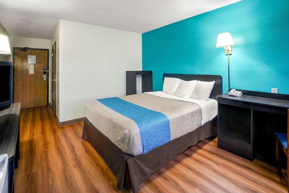 Deluxe, King Bed, Smoking
