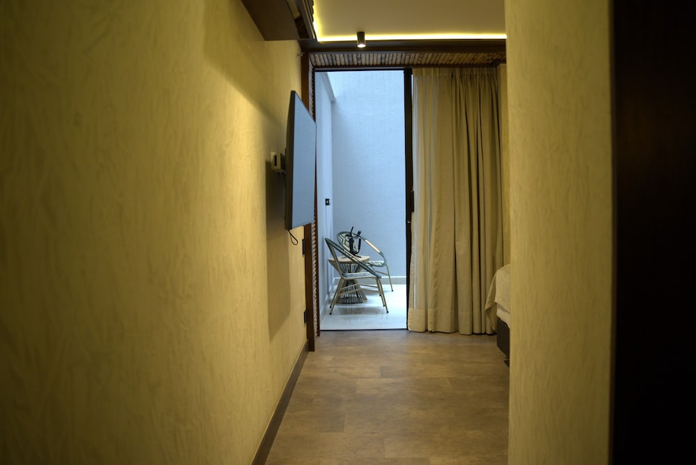 Golden Valley Hotel 25/50