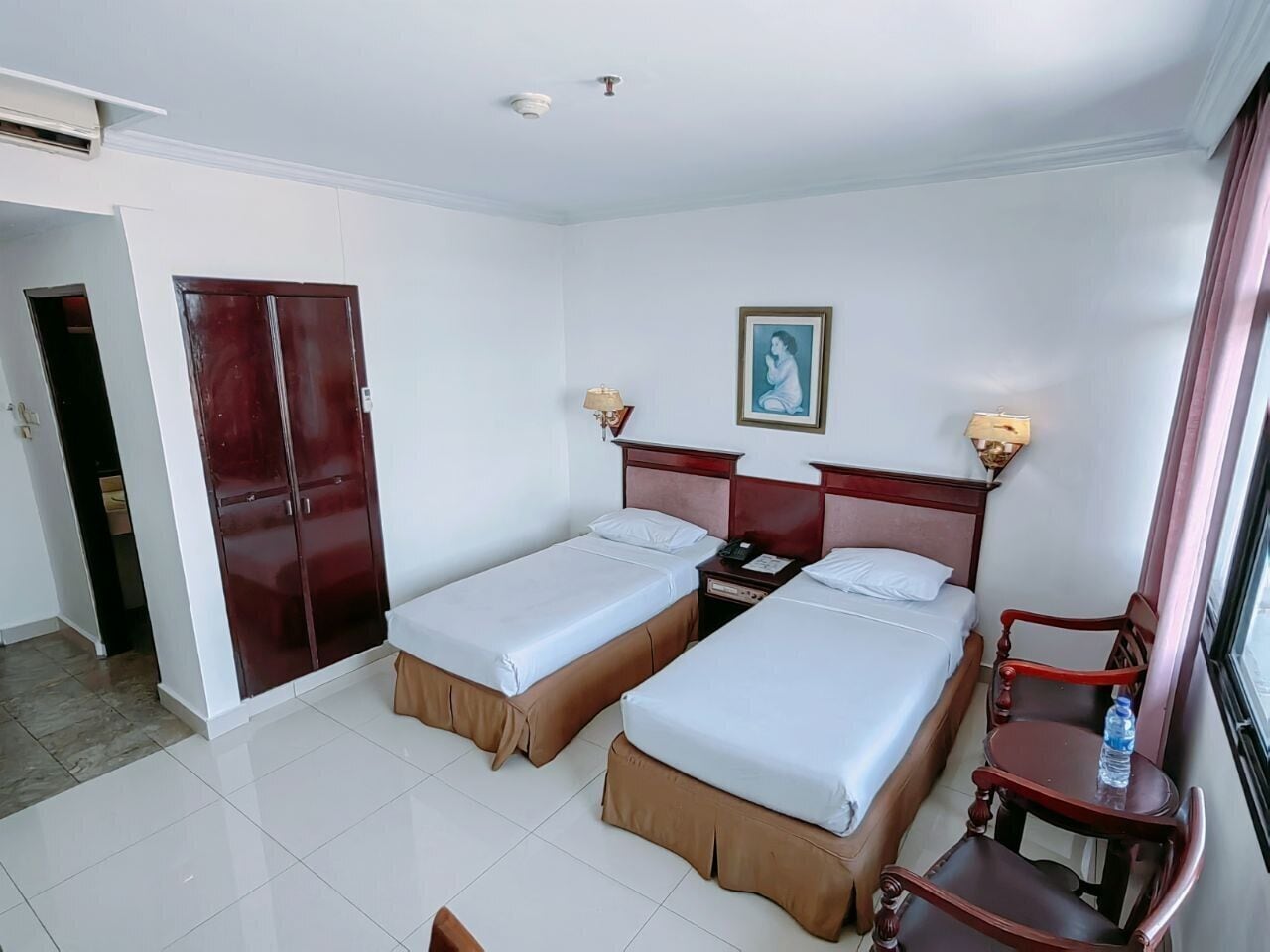 DELUXE, DOUBLE OR TWIN BED