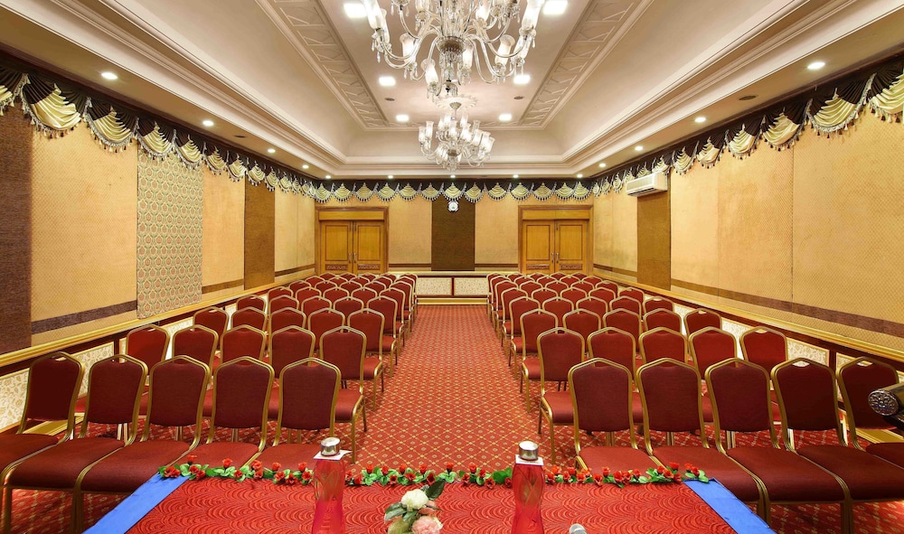 ROYAL COURT 33/49