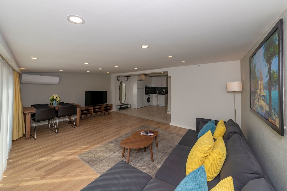 Feri Suites 33/50