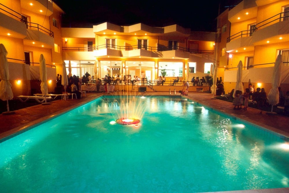 Adonis Hotel 3/57