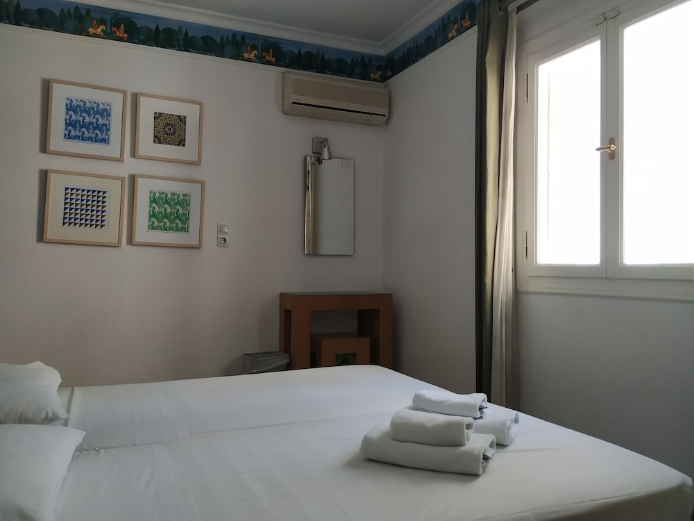 ECONOMY, TWIN BEDS