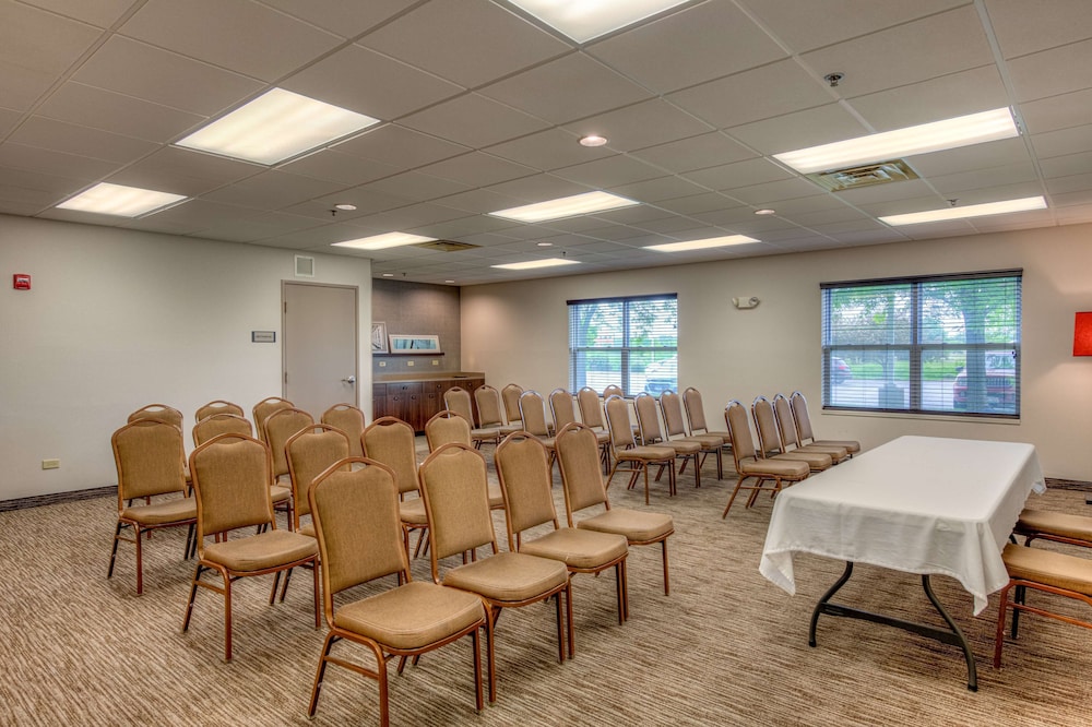 Country Inn & Suites by Radisson, Crystal Lake, IL 35/42