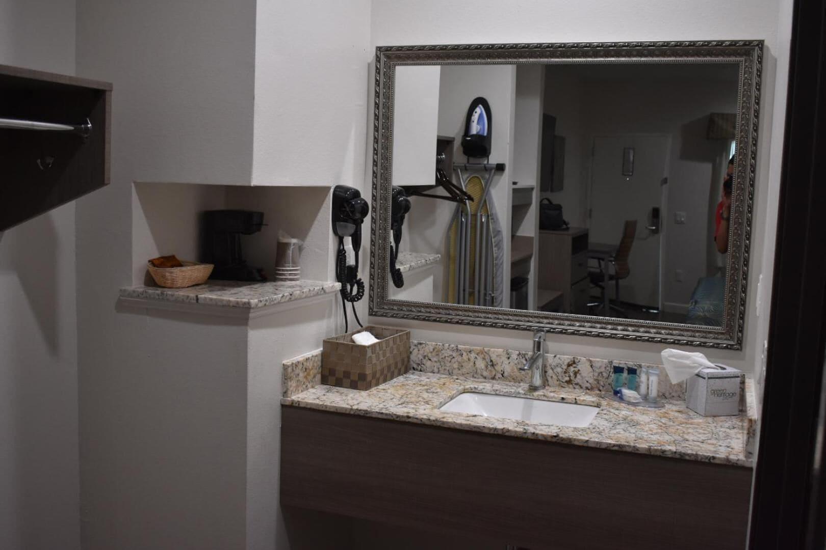 Grand Villa Inn & Suites- Humble 27/27