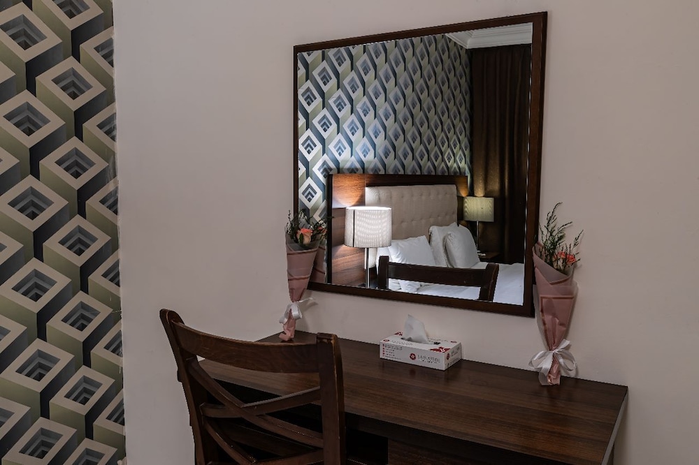 Lancaster Hotel Apartments-Gardens 5/47