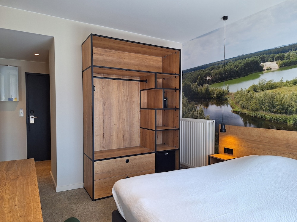 ROOM, DOUBLE OR TWIN BED