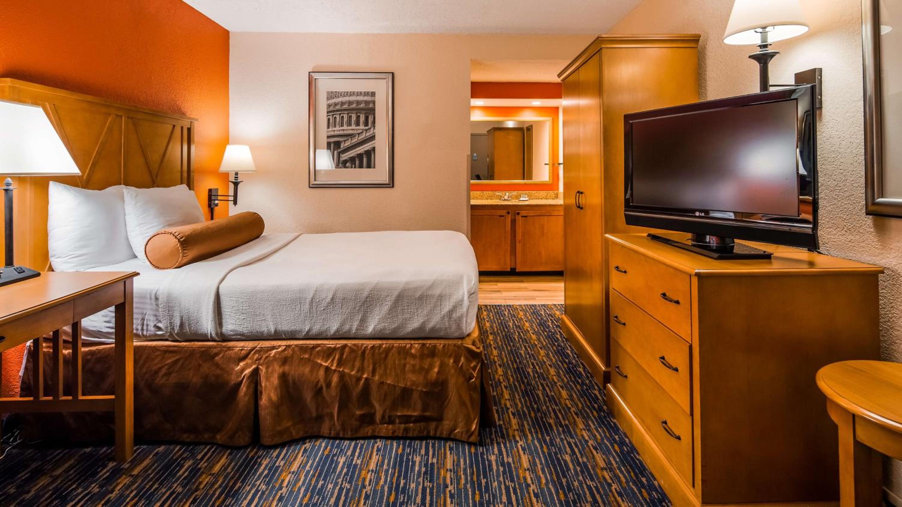 غرفة بسرير كينج في الطابق الأرضي، Best Western Dulles Airport Inn 10/10