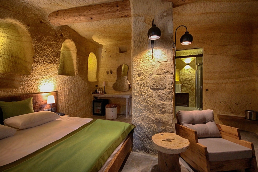 1811 Cave Hotel 12/50