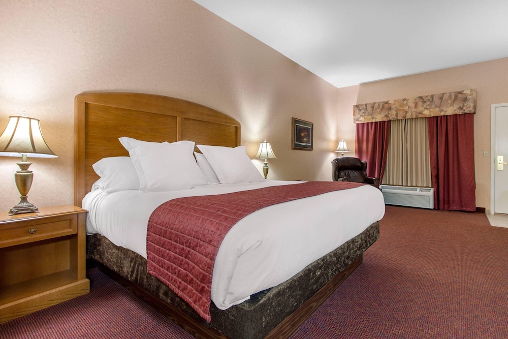 غرفة قياسية بسرير كينج، Norfolk Lodge Suites Ascend Hotel Collection 2/10