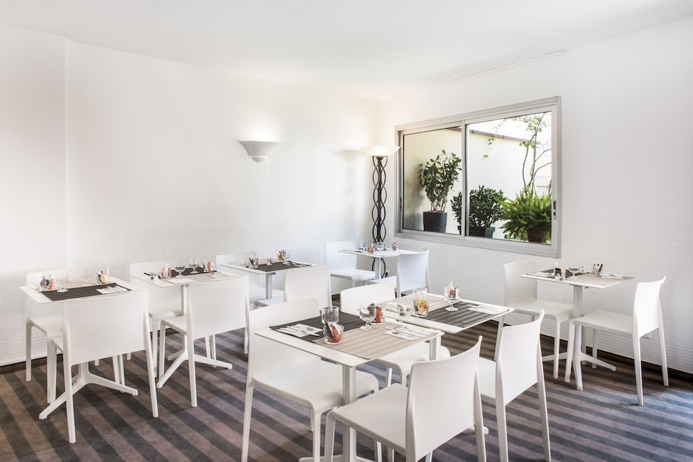 Abrial Hotel 42/58