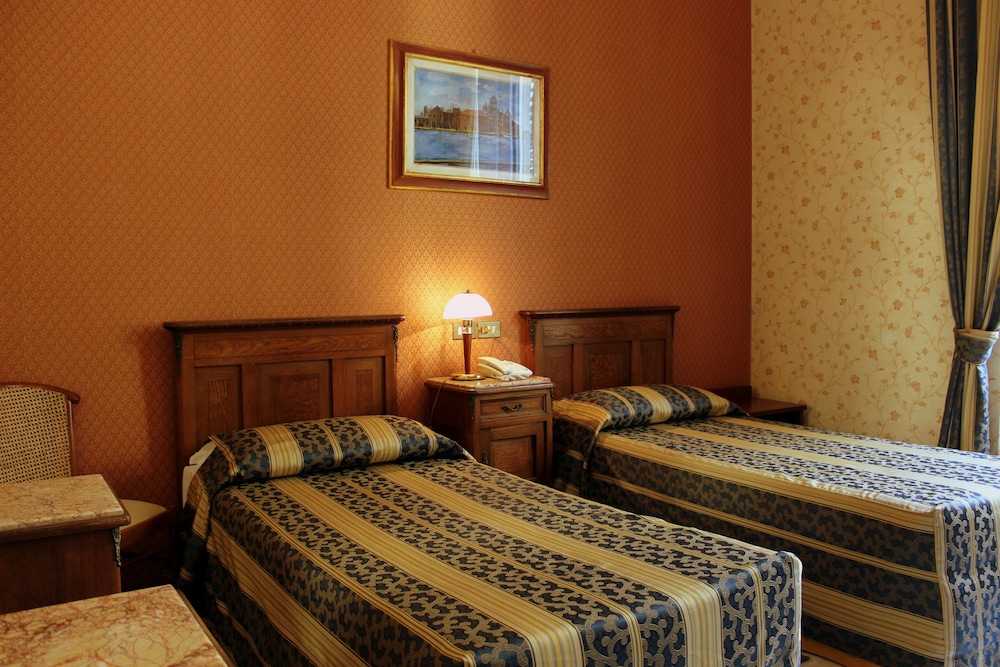 ROOM, TWIN BEDS