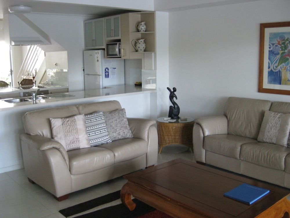 NOOSA ENTRANCE WATERFRONT RESORT 61/80