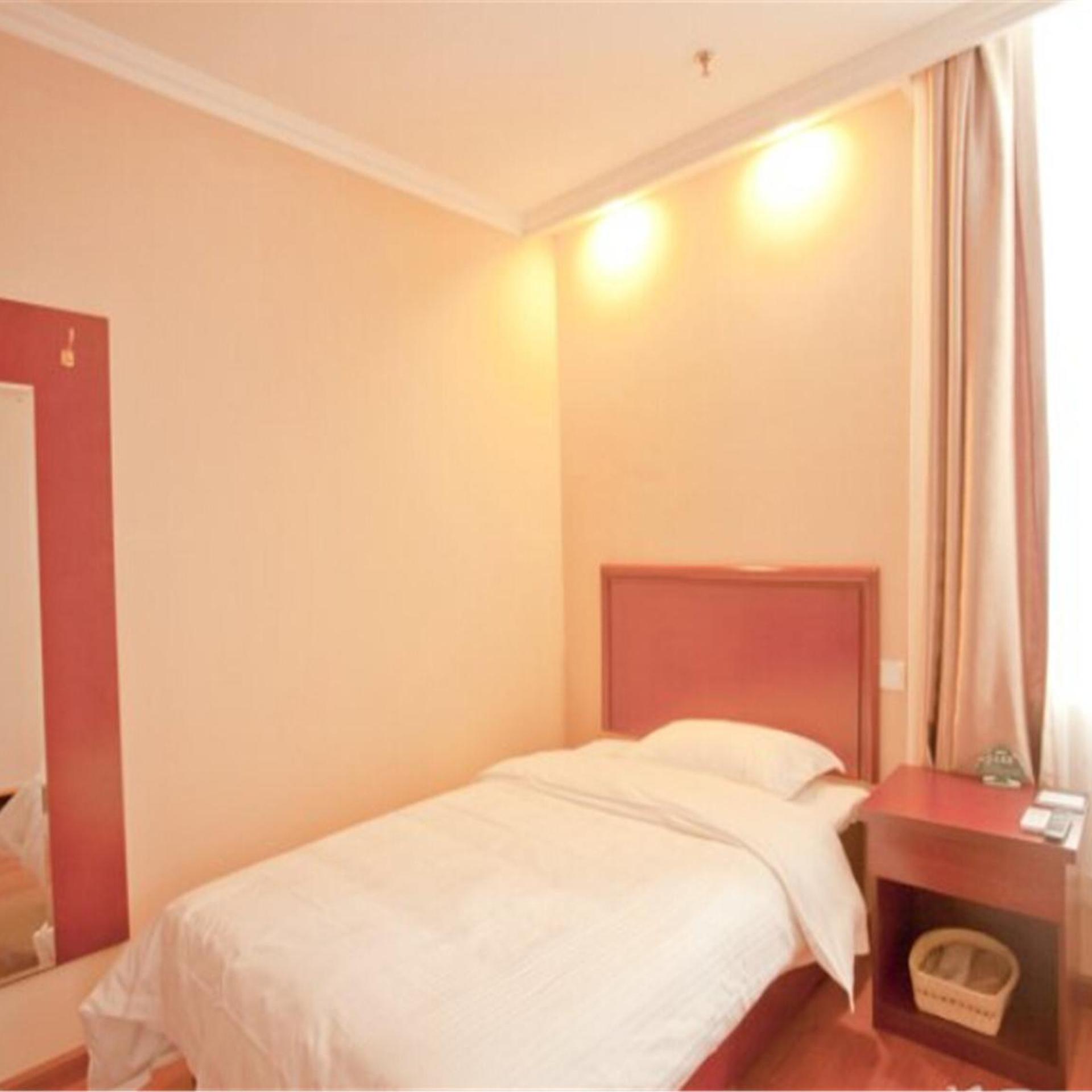 GreenTree Inn Liaoning Dalian Railway Station South Shengli Square Express Hotel 23/35