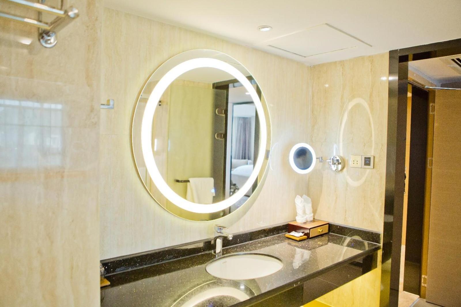 Lavande Hotel Shenzhen Shiyan Bus Station 47/49