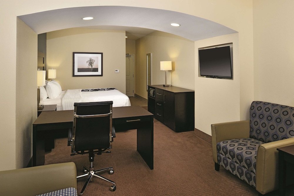 La Quinta Inn and Suites by Wyndham Karnes City - Kenedy 50/58