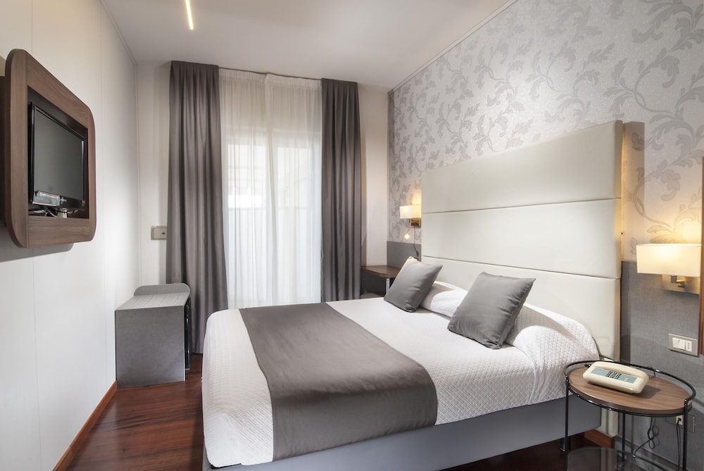 ROOM, SINGLE