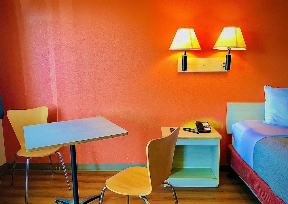 Travelodge by Wyndham Madison Heights MI 36/41