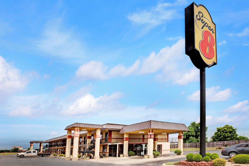 Super 8 By Wyndham Shawnee 4/48