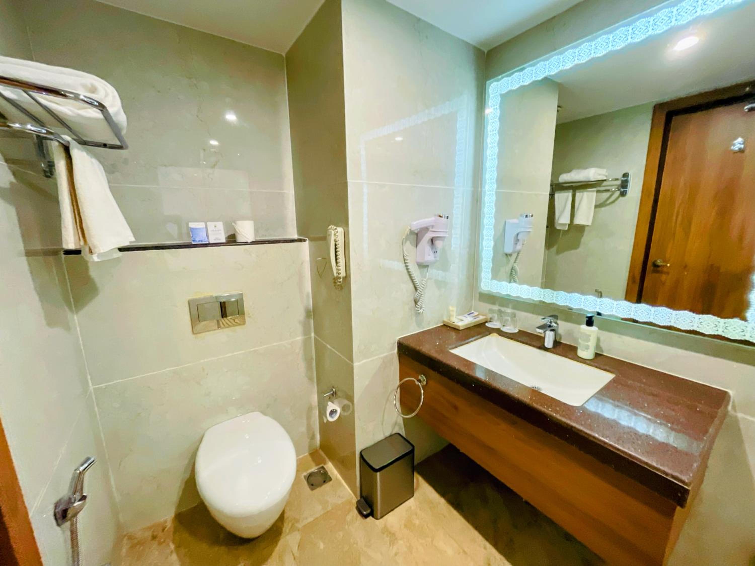 غرفة بسرير مزدوج بإطلالة على المسبح بشرفة، Sobit Sarovar Portico Goa 7/10