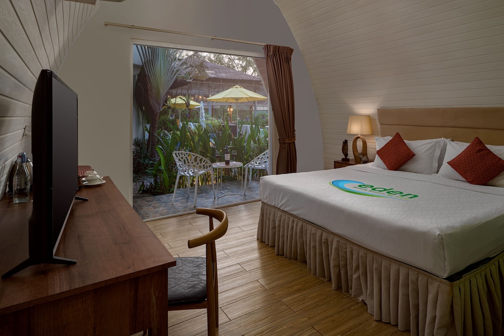 Bungalow, King Bed, Pool Access