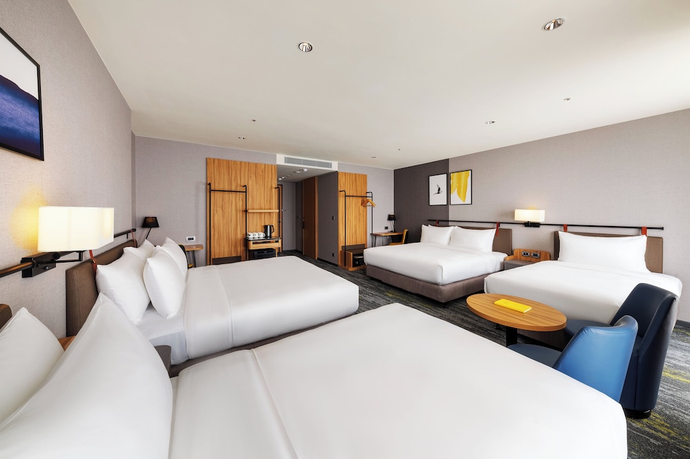 Grand, 2 King Beds, Sofa