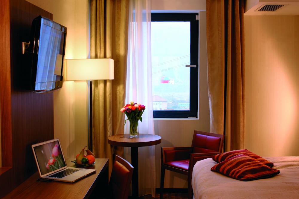 CENTRAL PLAZA HOTEL 44/50