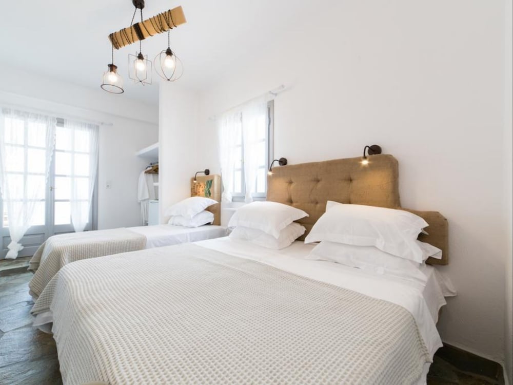 Evi Rooms 10/89