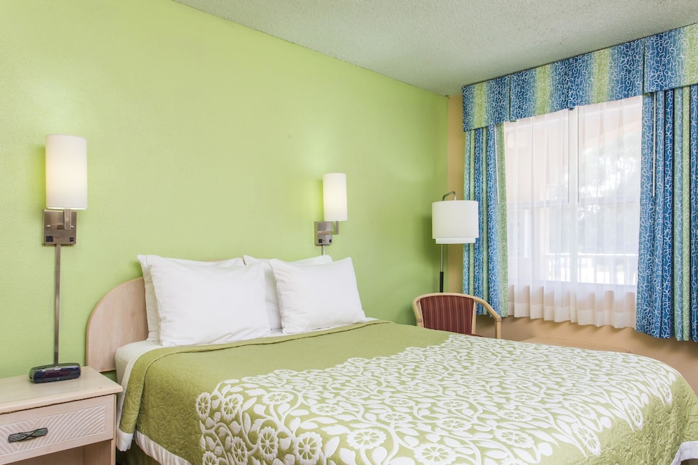 Days Inn by Wyndham Bradenton I-75 7/31