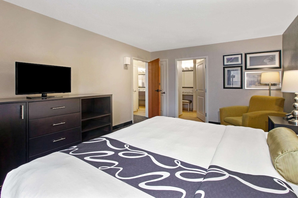 La Quinta Inn & Suites by Wyndham Detroit Metro Airport 9/55