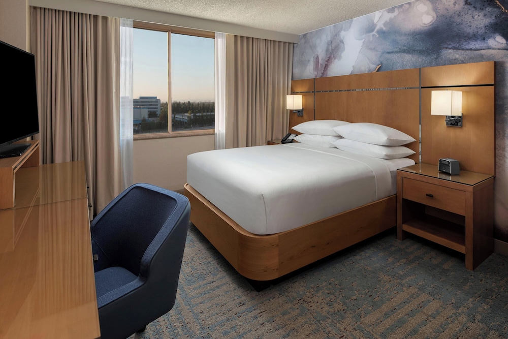 Tower, Queen Bed