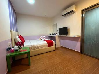 Standard, Queen Bed, No Window