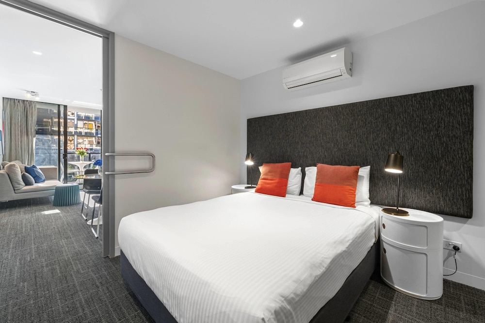 Efficiency, Queen Bed, Accessible