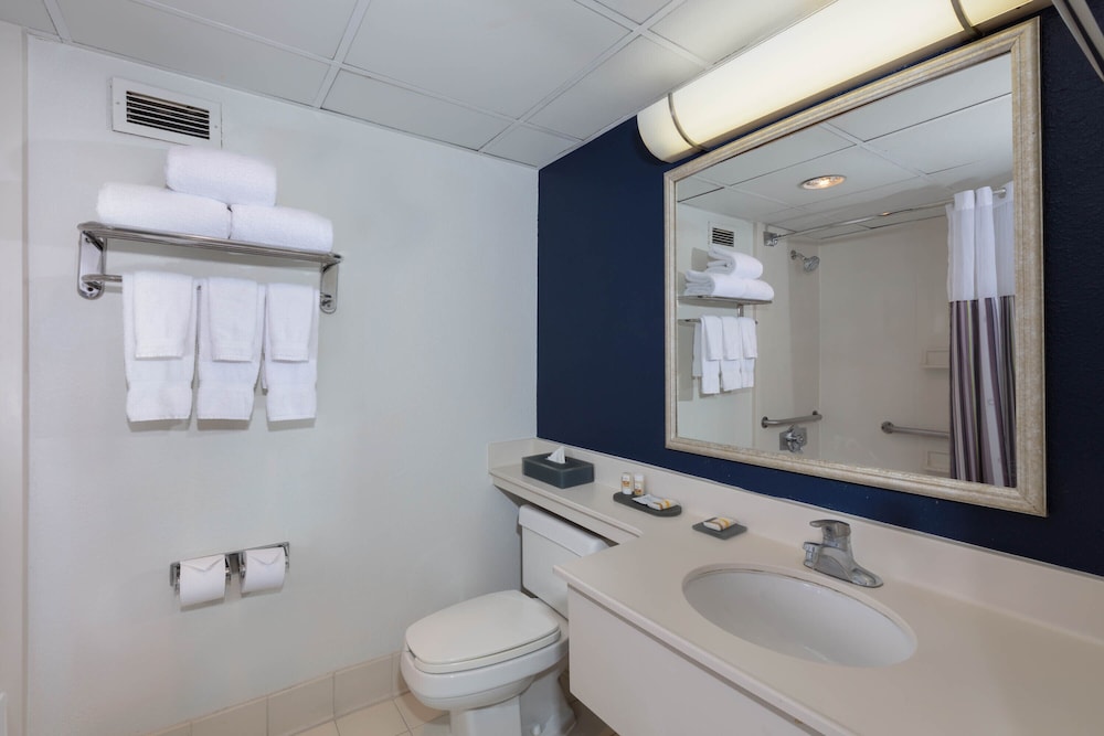 La Quinta Inn and Suites by Wyndham Secaucus Meadowlands 9/41