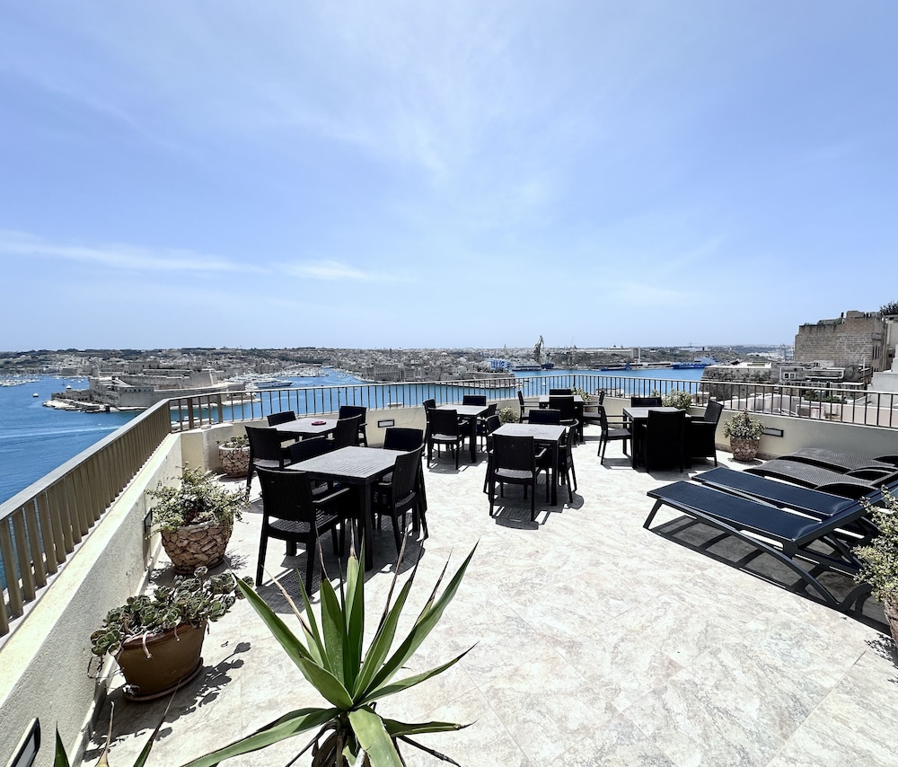 Grand Harbour Hotel 39/45
